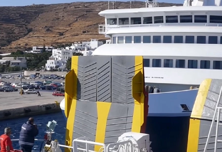 Ο καπετάνιος δεν «μάσησε» από τα 8 μποφόρ στην Τήνο κι «έδεσε» με τρομερή μανούβρα (βίντεο)